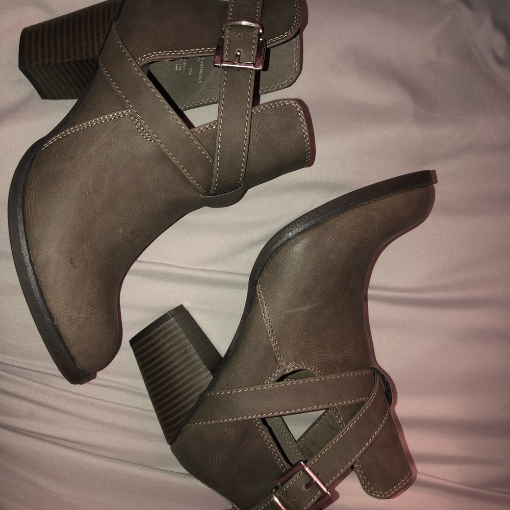 Used once grey ankle boots W/ heel!